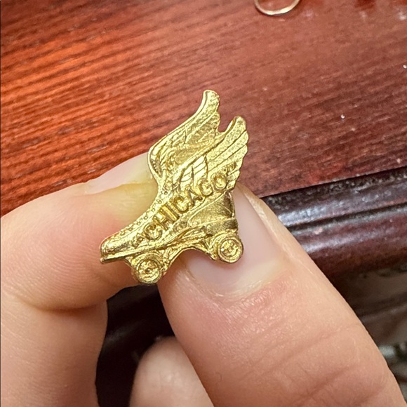 Vintage Jewelry - Vintage Goldtone Chicago Winged Pin
